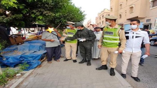 سلطات تزنيت توزع الكمامات الواقية على الساكنة في حملة تحسيسية