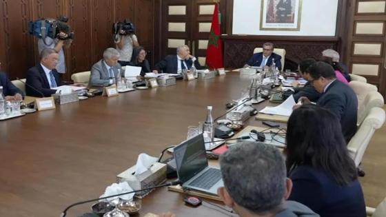 الحكومة تصادق على تنظيم المفوضين القضائيين وتجديد تراخيص الاتصالات