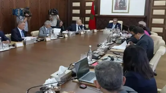 الحكومة تصادق على تنظيم المفوضين القضائيين وتجديد تراخيص الاتصالات