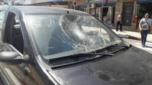 شخص في حالة هستيرية يهشم سيارات المواطنين بأكادير