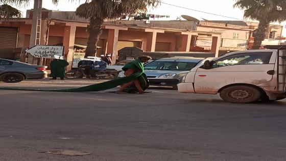 “مختل عقلي” يهدد سلامة مستعملي الطريق الوطنية بمنطقة تين منصور بسيدي بيبي