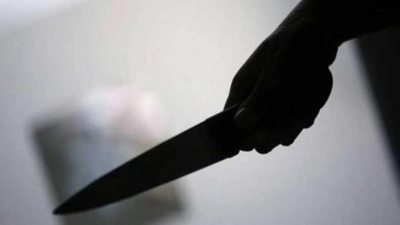 طعن عون سلطة في بيوكرى بسبب محاربة البناء العشوائي