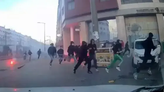 عنف رياضي بالدار البيضاء: الشرطة توقف 14 ملثماً من مشجعي كرة القدم بعد شغب وإصابات وأضرار بسيارات أمنية  