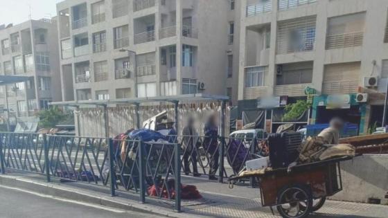 أكادير : تحويل إحدى محطات توقف ترام باص “أمل واي” إلى فضاء للخردة والمتلاشيات يثير غضب نشطاء الفضاء الأزرق
