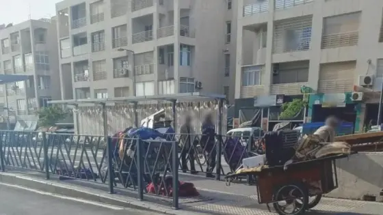 أكادير : تحويل إحدى محطات توقف ترام باص “أمل واي” إلى فضاء للخردة والمتلاشيات يثير غضب نشطاء الفضاء الأزرق
