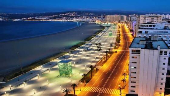 عمدة طنجة يرفض قرار إغلاق المدينة ويدعو لفتح الشواطئ أمام الطنجاويين