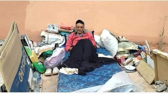 أستاذ يعيش التشرد بعد طرده من الوظيفة بأكادير