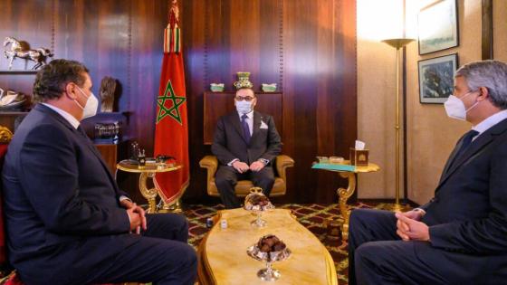 SM le Roi reçoit M. Aziz Akhannouch et M. Mohamed Sadiki