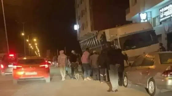 شاحنة طلعات فوق طروطوار ودارت مبغات في السيارات