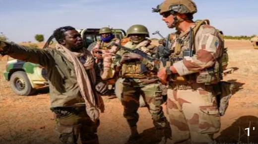 فرنسا تعلن سحب قواتها من مالي نهاية الصيف