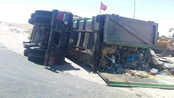 انقلاب شاحنة ” الأزبال ” أمام مركز للدرك الملكي
