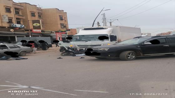 أيت عميرة.. حادثة سير جديدة بمدخل “المحطة” تعري واقع الفوضى وتضع المجلس الجماعي في قفص الاتهام