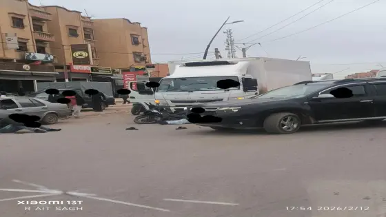أيت عميرة.. حادثة سير جديدة بمدخل “المحطة” تعري واقع الفوضى وتضع المجلس الجماعي في قفص الاتهام
