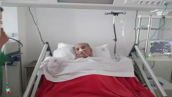 الفنان عبد العزيز الستاتي يجري عملية جراحية ويطمئن جمهوره مباشرة من المستشفى