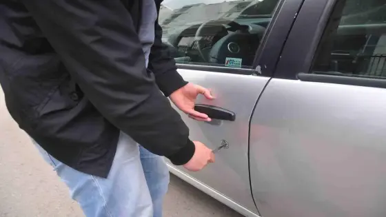 عصابة سرقة سيارات ( فياط ) تجدد نشاطها الإجرامي بسرقة سيارة جديدة بحي سيدي يوسف أكادير