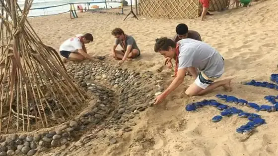 فرنسيون ينظفون شاطىء نواحي سيدي إفني