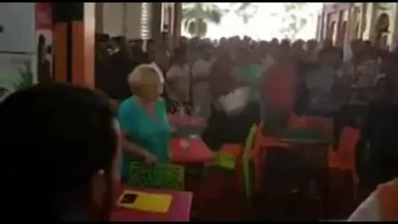 بالفيديو ، تجار سوق الاحد باكادير غاضبون من صاحب مقهى ويرددون شعار “والخونة..والخونة”