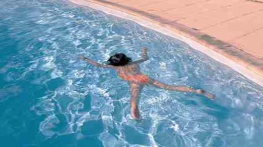 مصرع طفلة غرقا بمسبح خاص بإقامة سكنية 
