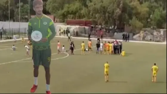 الموت يخطف لاعبا من داخل الملعب ، وصدمة يعقبها تأثر بين زملائه اللاعبين (الفيديو)