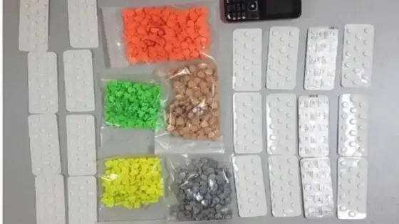 أكادير .. كمين محكم يسفر عن توقيف مستخدم بنكي وحارس ليلي بتهمة الإتجار في المخدرات وحبوب الهلوسة