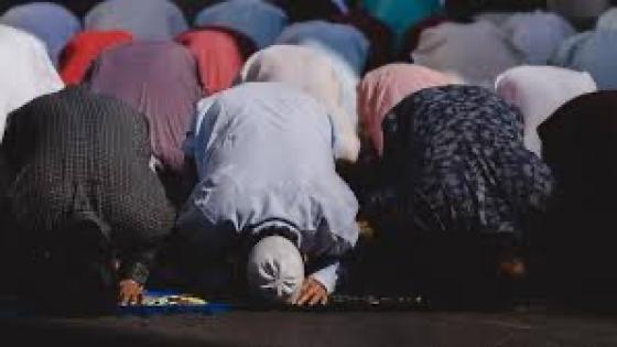“صلاة العيد بغير مسجد الغفران بالقليعة يثير جدلاً واسعاً بين السكان ..النشطاء يطالبون بتدخل السلطات المحلية”