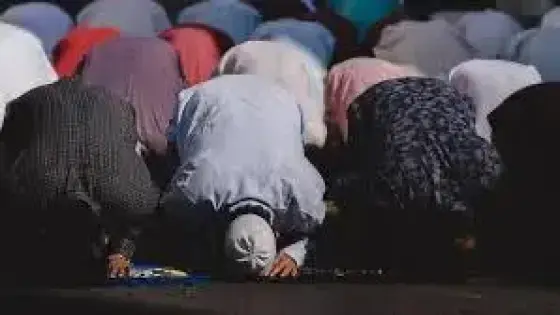 “صلاة العيد بغير مسجد الغفران بالقليعة يثير جدلاً واسعاً بين السكان ..النشطاء يطالبون بتدخل السلطات المحلية”