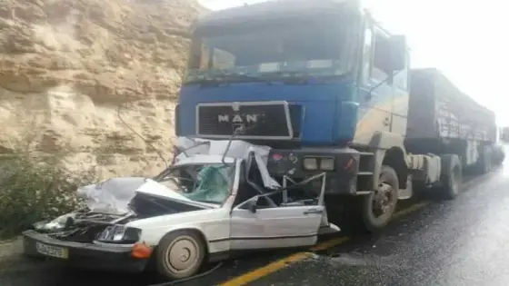 شاحنة تسحق سيارة بوادي مي فاطمة في طانطان