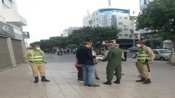 أكادير .. قائد الدائرة الثانية ينظم حملة تحسيسية ضد كورونا ويوزع الكمامات على المواطنين