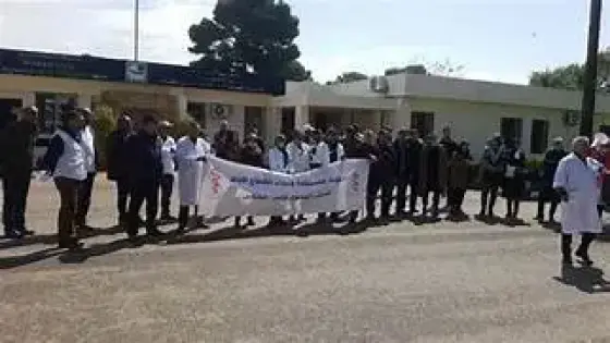 طلبة ممرضون بمراكش ينددون بنسخ إمتحان خاص بمبارة أطباء الفيزياء فرنسا