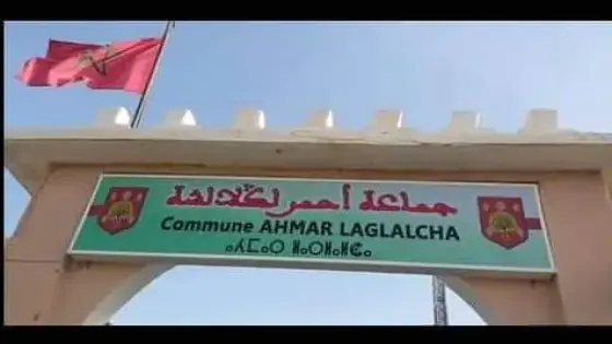 الرئيس السابق بجماعة احمر لكلالشة ضواحي تارودانت يسيج ملعبا لكرة القدم