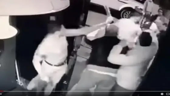 عاااااجل شخص يهاجم ملهى ليلي لتصفية حسابات في أكادير.
