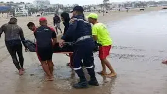 شاب يفقد حياته غرقًا بشاطئ أكادير ونجاة أربعة من أصدقائه