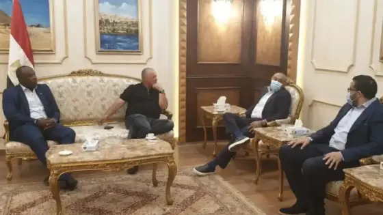 رئيس الكاف يصل إلى مصر استعدادا لاجتماع المكتب التنفيذي