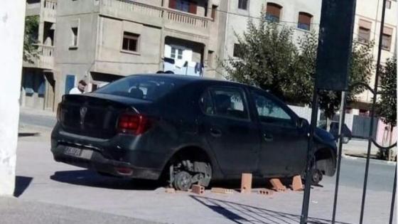 جناة يسرقون عجلات سيارة ” قائد ” بطريقة غريبة