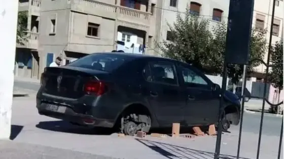جناة يسرقون عجلات سيارة ” قائد ” بطريقة غريبة