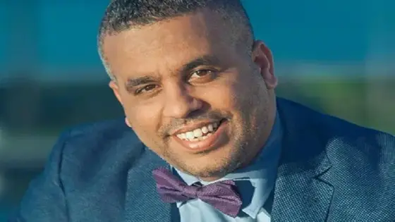 القضاء الفرنسي يدين الكوميدي جوادي بالسجن ستة أشهر