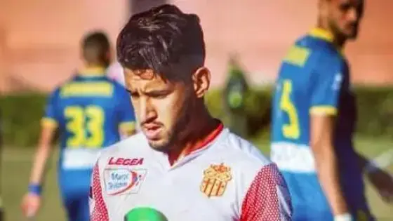 اللاعب عماد الكماوي يعتدي بالضرب على احد الصحفيين بأدرار