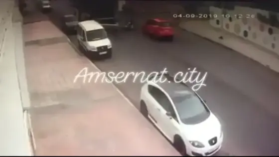 حادثة سير خطيرة بحي أمسرنات بين حافلة النقل ألزا ودراجة نارية