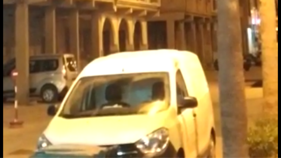 عاجل.. شخص يرشق شارع محمد الخامس بأولاد تايمة بالزجاج والأواني المنزلية