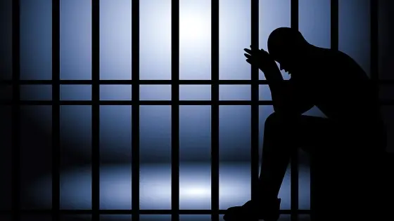 إيداع طبيب وشريكه السجن في قضية استغلال قاصرين جنسيا