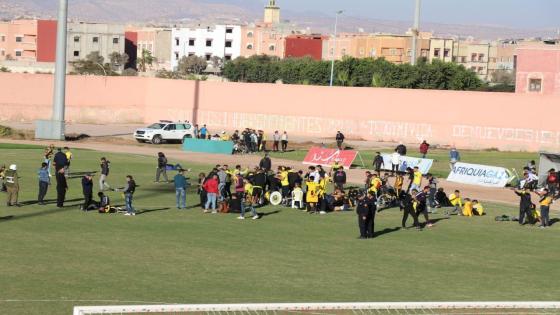 اعمال شغب توقف المباراة بين اولمبيك الدشيرة والمغرب الفاسي