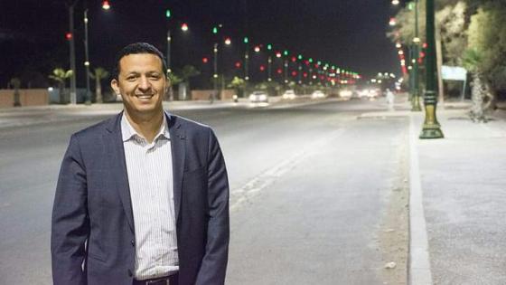 القيسوني يغادر مكتبه ليخرج آزرو من الظلمات 