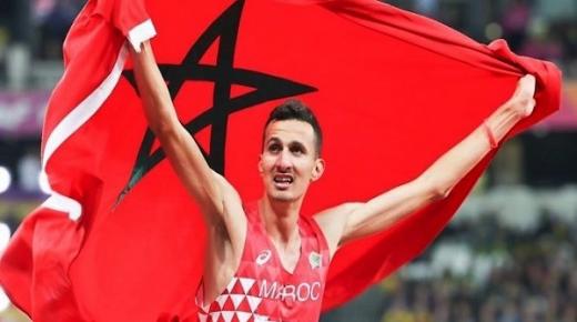 البطل المغربي سفيان البقالي يحرز ذهبية سباق 3000 متر موانع