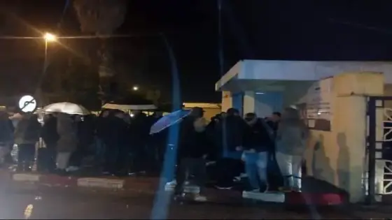 مئات المواطنين يتضامنون مع ضحايا الحادث الأليم رغم قسوة الظروف