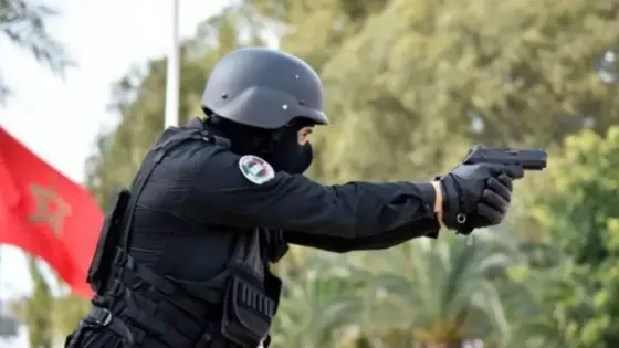 العيون.. مقدم شرطة يضطر لاستعمال سلاحه الوظيفي لتوقيف سائق سيارة عرض حياة المواطنين وعناصر الشرطة للخطر (بلاغ DGSN)