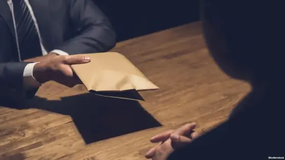 حاميها حراميها … توقيف ضابط شرطة ممتاز متلبسا بتسلم الرشوة