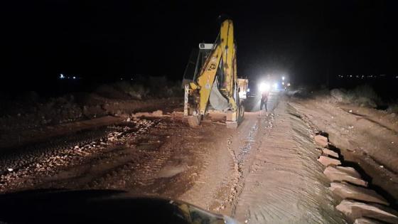 سُلطات تافنكولت تشرع في إزالة الأوحال والاشواك وتفك العزلة بالطريق الجهوي رقم 110 الرابطة بين اولاد برحيل و اولوز