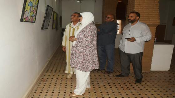 الفنانة مليكة عزي تعرض لوحاتها الفنية بتارودانت