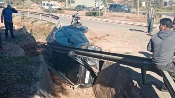 سقوط سيارة في منعرج خطير بآيت ملول