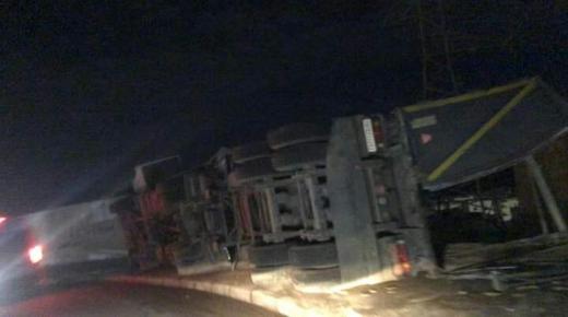 إنقلاب شاحنة ” رموك ” بأحد منعرجات مدينة باكادير
